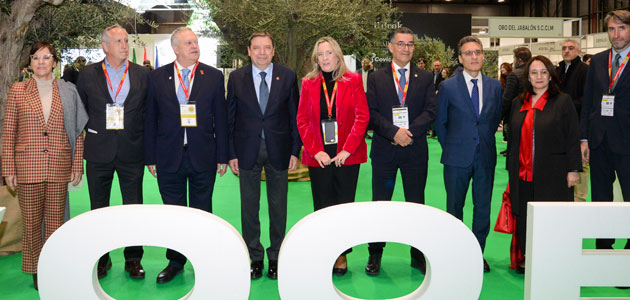 Imagen de la inauguración del evento aceites con personas participantes